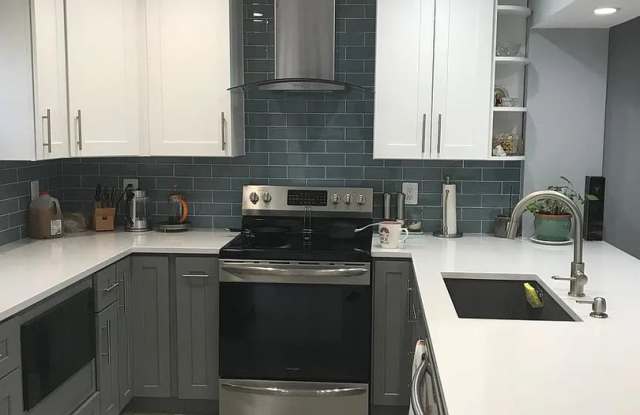 BURKE CENTER - BEAUTIFULLY UPDATED 3 LEVEL TOWNHOUSE WITH GARAGE Gallery 3