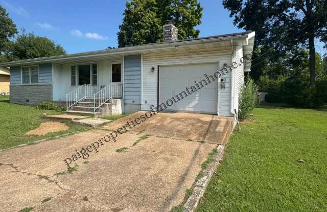 Charming 2-Bedroom Home with Large Yard & Garage Gallery 3