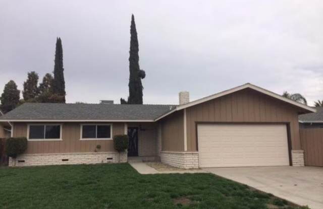 Nice home with a pool for rent in Visalia! photos photos