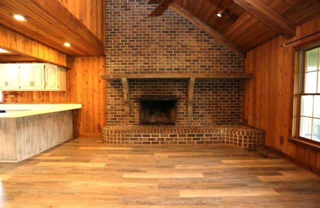 Cozy 3 Bedroom Cabin with Covered Carport Gallery 3