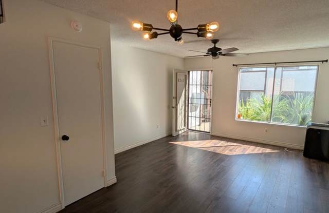 Cozy and Bright 2-Story Condo in the Heart of San Carlos Gallery 2