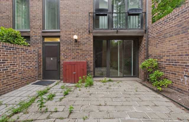 Spacious Three Bedroom Townhome in Society Hill! Gallery 3