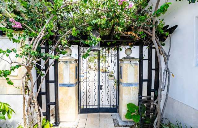 1325 N Mangonia Drive Gallery 2