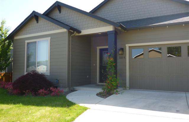 Beautiful 3 Bedroom, 2 Bathroom Home in SW Medford photos photos