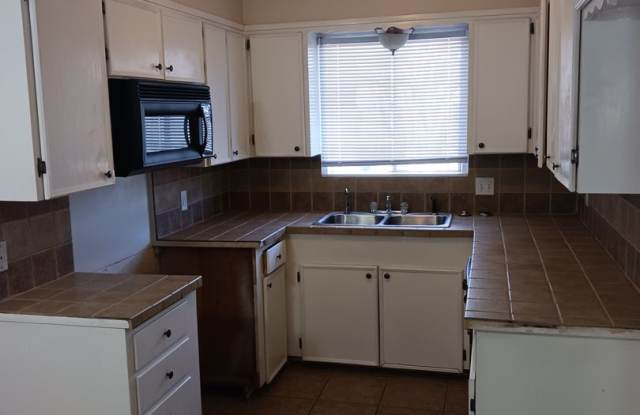 Welcome Home to Comfortable Living in Sherwood Terrace Addition AVAILABLE NOW! Gallery 4