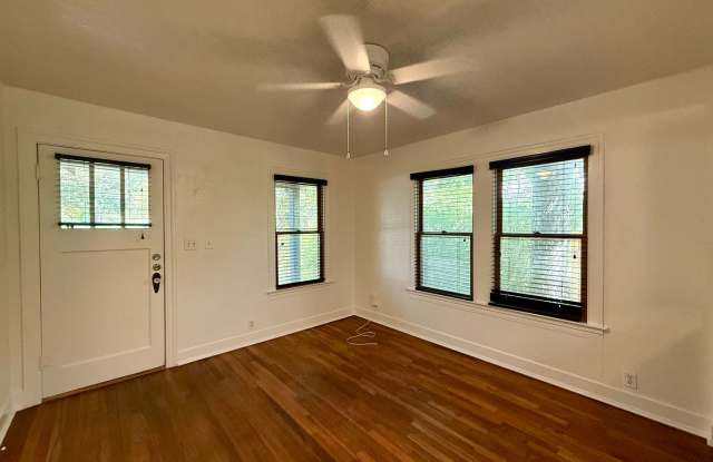 Charming 2/1 House in Hyde Park- Available for August! Gallery 4