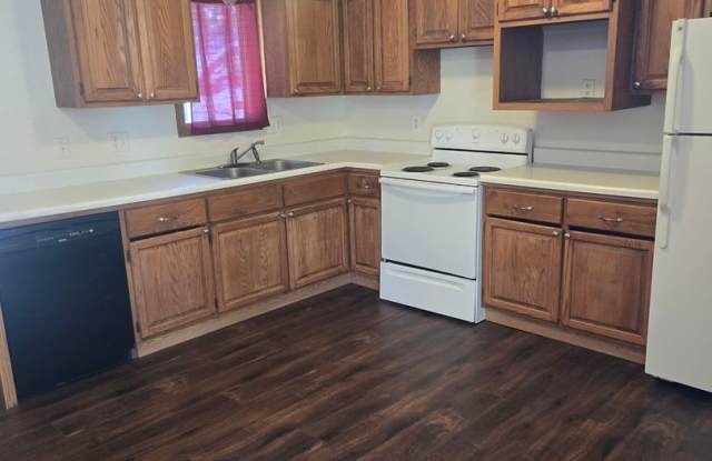 2 Bedroom Home with Fenced in Yard & Garage Gallery 3