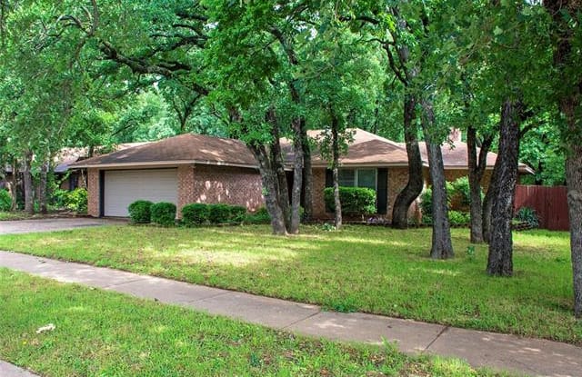 116 Heneretta Drive - 116 Heneretta Drive, Hurst, TX 76054