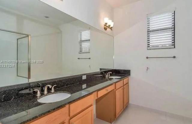 965 NE 193rd Ter Gallery 4