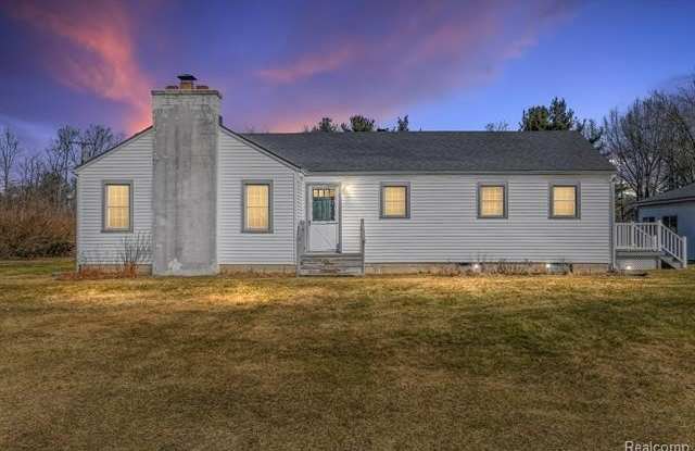 850 W MAPLE Road photos photos