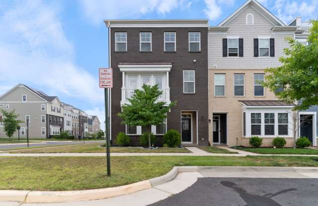 Spacious & Modern Townhome in Sought-After Potomac Shores photos photos
