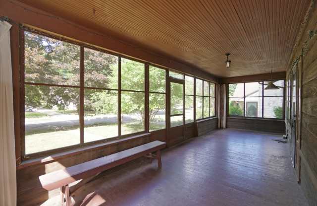220 AUGUSTA Avenue Gallery 2