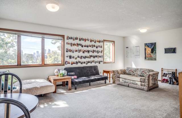 Spacious 5 Bedroom, 2 Bathroom Unit - Close to Campus! Gallery 2