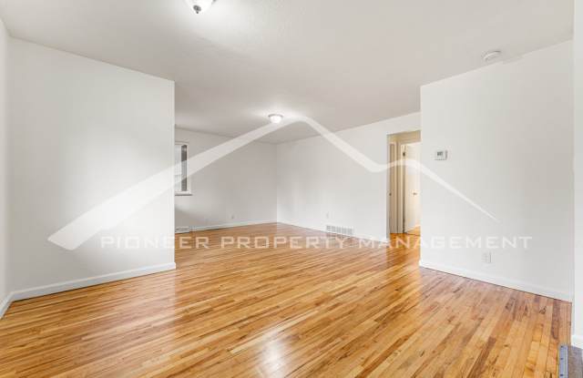 Spacious Half Duplex with 1 Car Garage and Yard Gallery 4