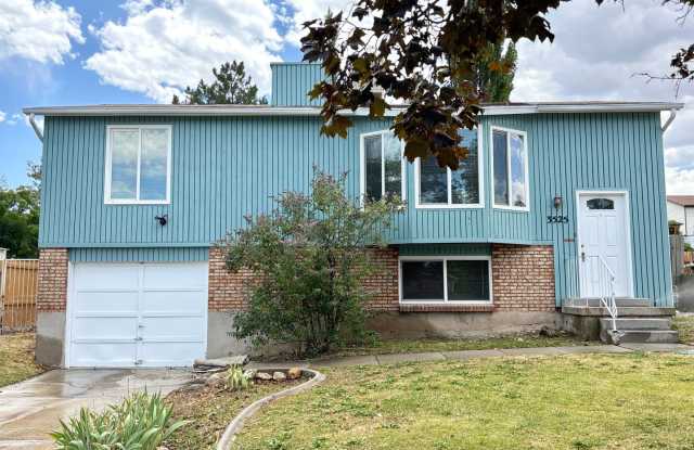 Awesome Split Entry with New Paint  Flooring! photos photos
