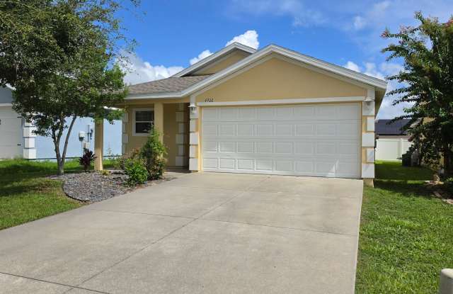 Charming 3-Bed, 2-Bath Home Near The Villages | Gated Community Living Gallery 1