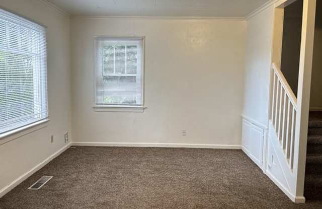 3Bd/1Ba Two Story House - Available to View! Gallery 4