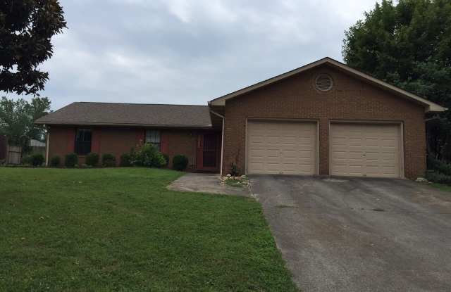 Maryville 37803 - 3 bedroom, 2 bath home with a 2-car garage  fenced yard - Contact Tom Parry 865-607-3649 - 1005 Windridge Drive, Maryville, TN 37803