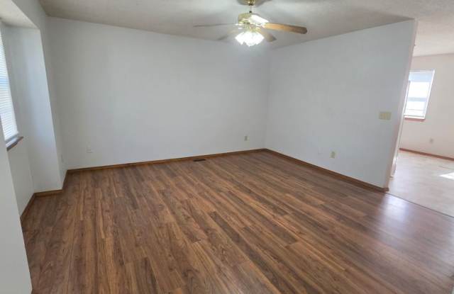 2 bed, 1 bath duplex! Gallery 3