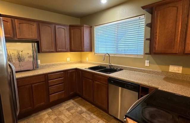 SPACIOUS 2 BED 1 BATH DOWNTOWN WITH OFF STREET PARKING Gallery 4