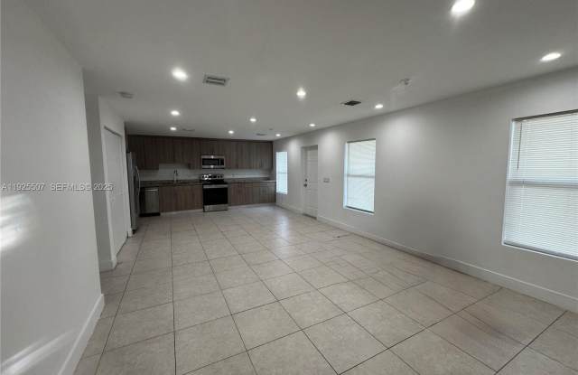 605 NW 3rd photos photos