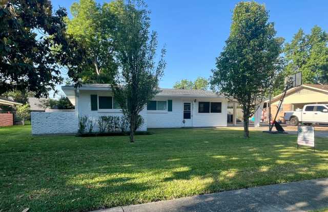3 Bed/2 Bath Broadmoor home with Bonus Room Gallery 3