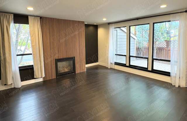 Downtown Corner Condo 1 BR - 1.5 BA Gallery 1