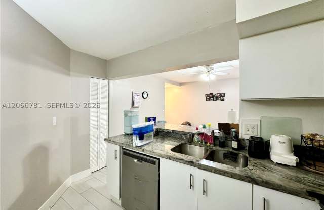 9427 Fontainebleau Blvd Gallery 3