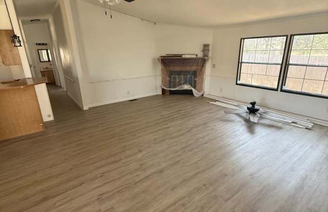 MOVE IN SPECIAL $800 OFF 1ST FULL MONTHS RENT!!! Gated area 3/2 Granbury Gallery 4