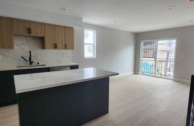Spacious 4BR Duplex in North Hollywood Gallery 3