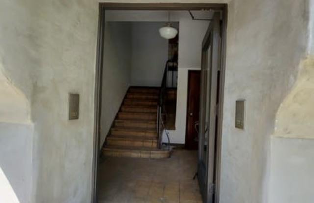 137 N Sycamore Ave Gallery 4