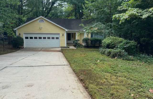 Charming 2BR Home in Huntersville Gallery 1