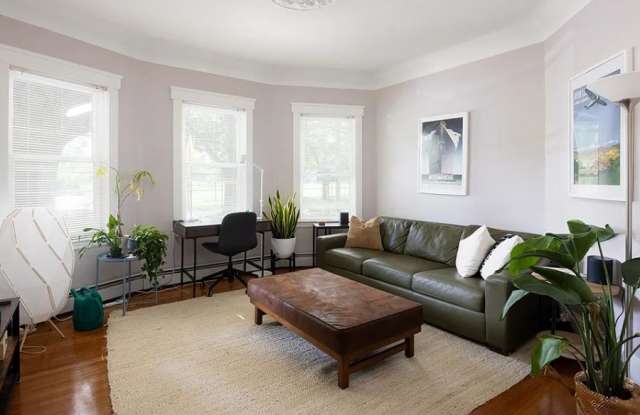 72 Willow St Gallery 2