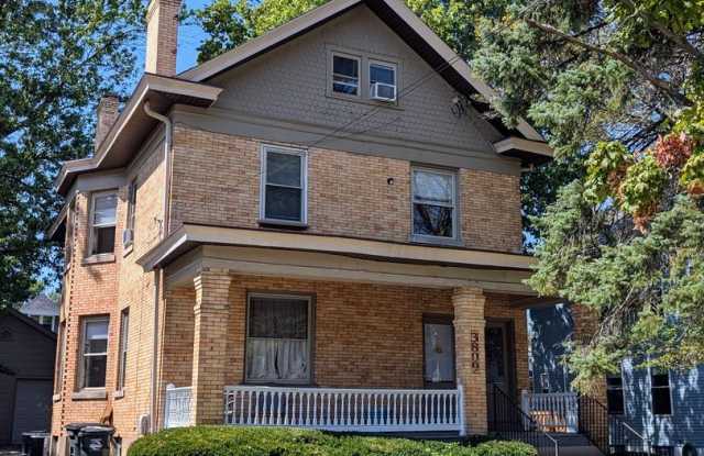 Spacious! 4-Bed and 2-Full Bath Unit with Bonus Room, Garage, Large Backyard Gallery 2