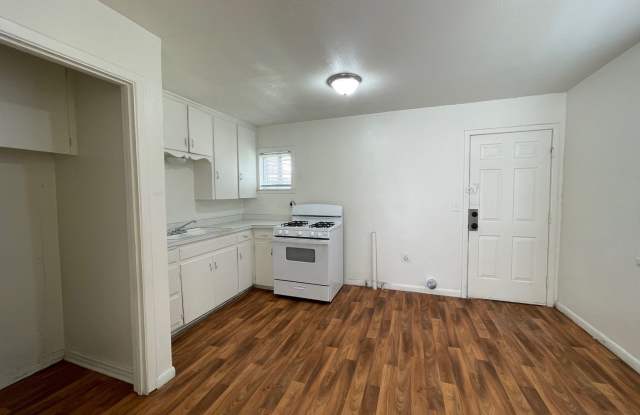 2/1/1 with 2 carports and covered patio! Gallery 4