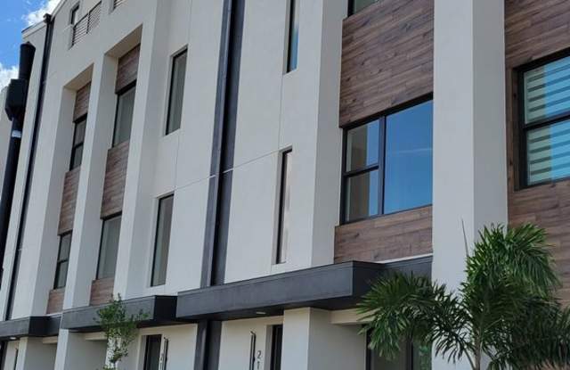 Annual UNfurnished Brand new 2/3 townhome downtown Sarasota! - 2176 Fruitville Road, Sarasota, FL 34237