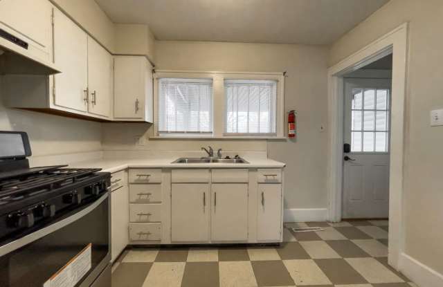 4 Bedroom House with a fenced in backyard and basement for extra storage, Close to Campus Gallery 4