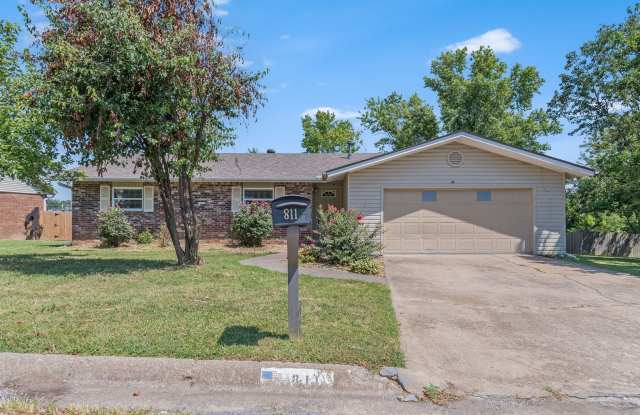 Quaint Comfort in Rogers: 3 Bed, 2 Bath with Ample Space photos photos
