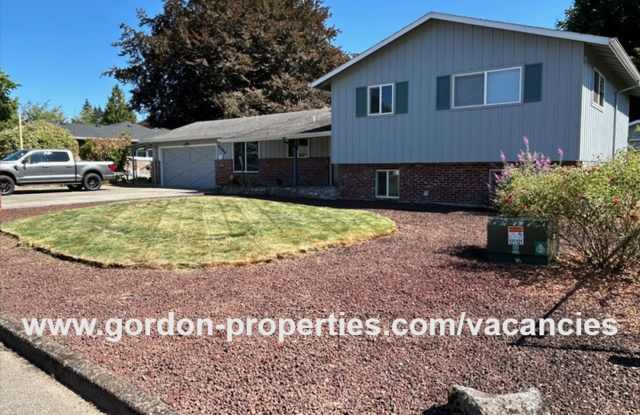 SE Molt St - Milwaukie mid-century split level with oversized garage photos photos