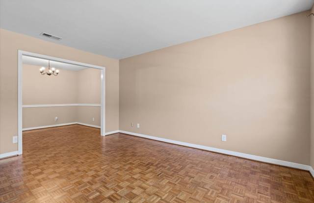 Three bedroom home close to USA with a garage Gallery 4