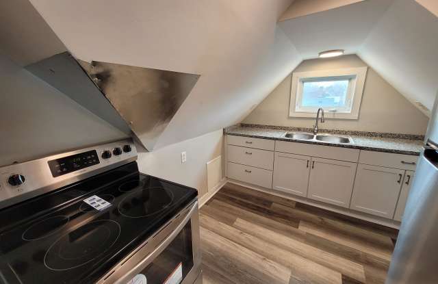 133 Winifred Street West - 4 photos photos