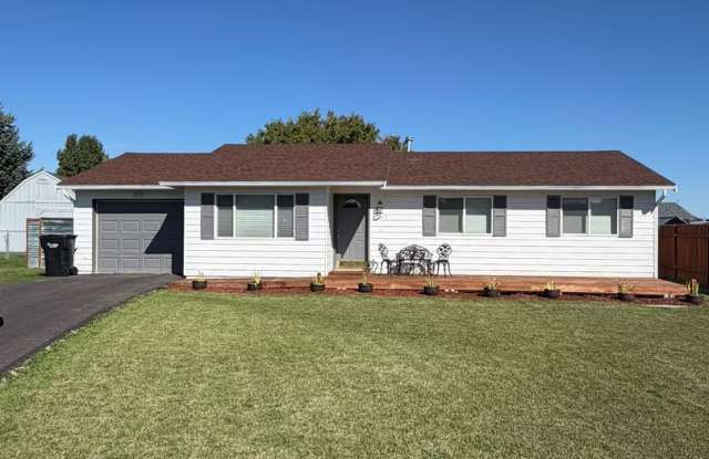 3 bed 2 bath Furnished Single Family Home Utilities and Wi-Fi included Gallery 4