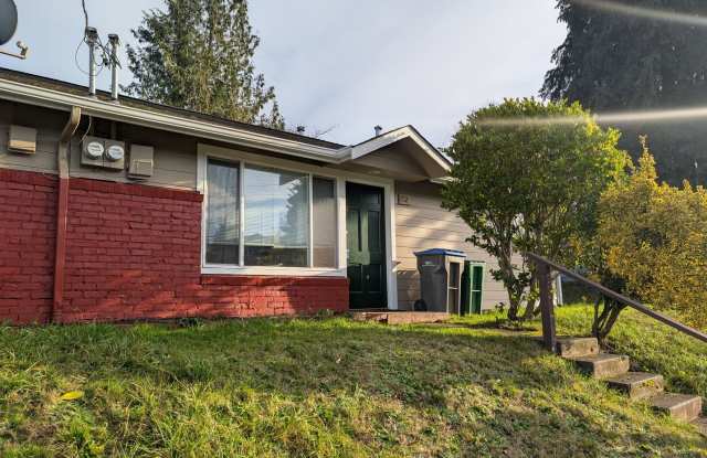 Updated Bremerton Duplex, Close to EVERYTHING - Avail. Soon!! - 1712 Olympic Avenue, Bremerton, WA 98312