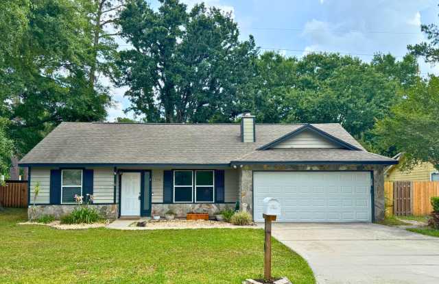 4/2, fenced in yard and pool access!! - 330 McQueen Circle, St. Marys, GA 31558 4/2, fenced in yard and pool access!! - 330 McQueen Circle, St. Marys, GA 31558