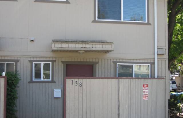 Beautiful 2X1.5  Townhome with a Detached Garage Gallery 1