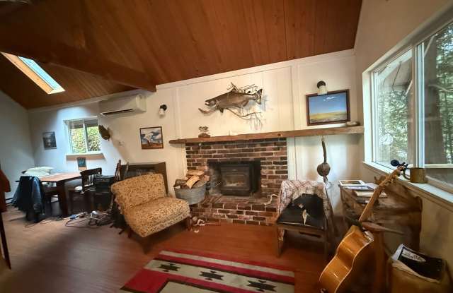 Cozy Cabin in Shore Woods Neighborhood Gallery 4