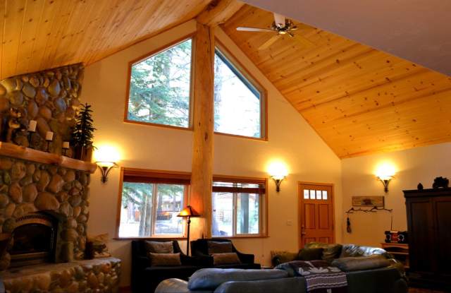 Sweet 2BD Cabin! Avail for a 3-6 month Winter lease! Available 01/01/26- 3/31/27 Gallery 4
