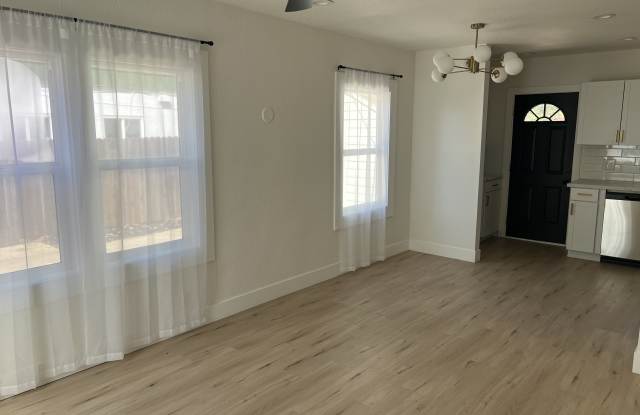 4541 V Street Gallery 2
