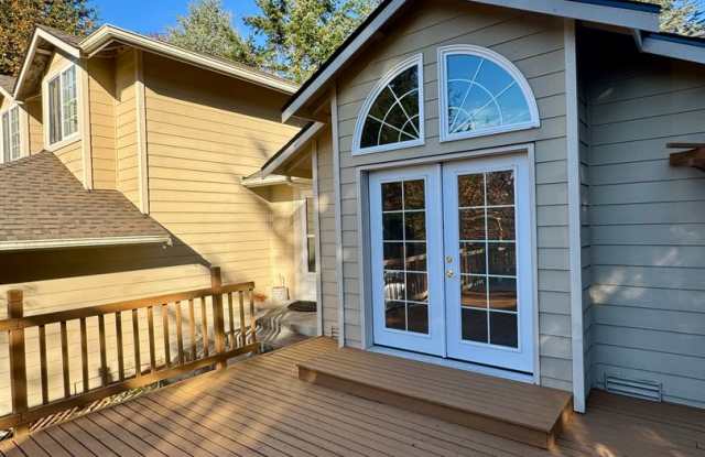 In town Kingston...walk to the ferries and schools 3 bedroom 2.5 bath available now Gallery 1