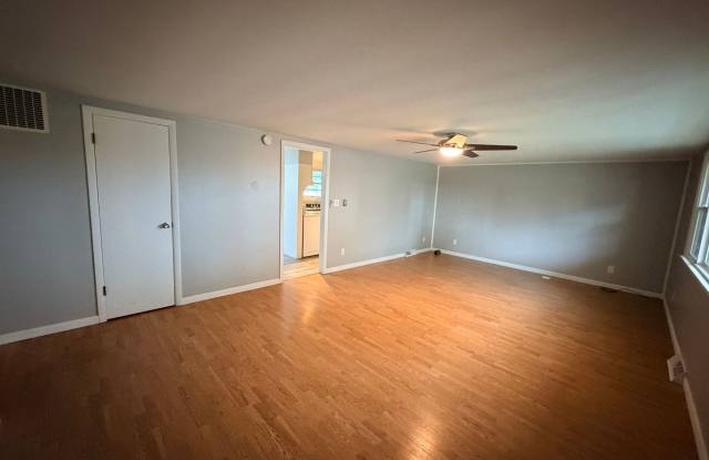 2 Bedroom House  in Silvis Gallery 3